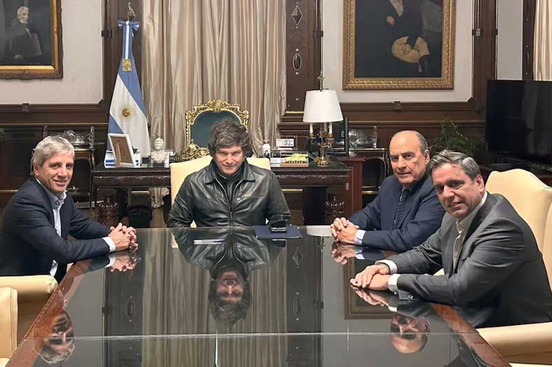 Catalán, que hasta ahora ocupaba el cargo de vicejefe de Gabinete encargado de las relaciones con las provincias, asumirá con la consigna de fortalecer la Mesa Federal junto al ministro de Economía, Luis Caputo. Sin embargo, la estrategia deja afuera a los mandatarios opositores, entre ellos Axel Kicillof, quien recientemente reclamó un encuentro con Milei. La definición se dio en el marco de una nueva reunión de gabinete en Casa Rosada, en la antesala de la campaña electoral de octubre.