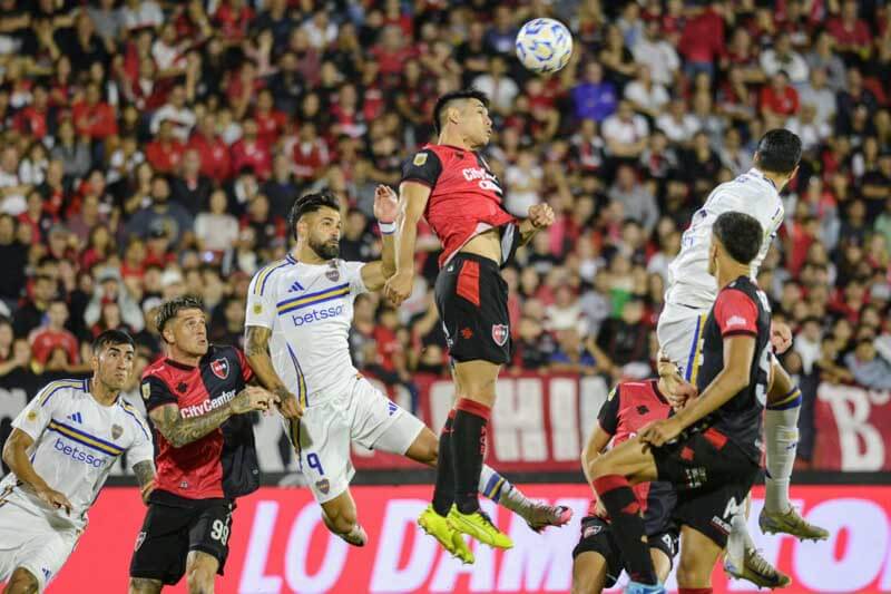 En un partido de pocas emociones, el Xeneize dominó el primer tiempo y reclamó un penal no sancionado sobre Milton Giménez. La única anotación llegó en el complemento tras una gran jugada colectiva que culminó con un preciso centro de Exequiel Zeballos y la definición de Zenón.