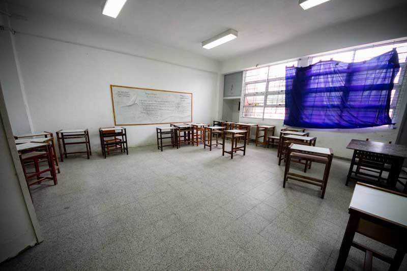 Los cambios en la política educativa, como la implementación de la escuela secundaria obligatoria de tres años, no han tenido resultados positivos.
Los resultados muestran que Argentina necesita implementar reformas educativas profundas para mejorar la calidad de la educación.