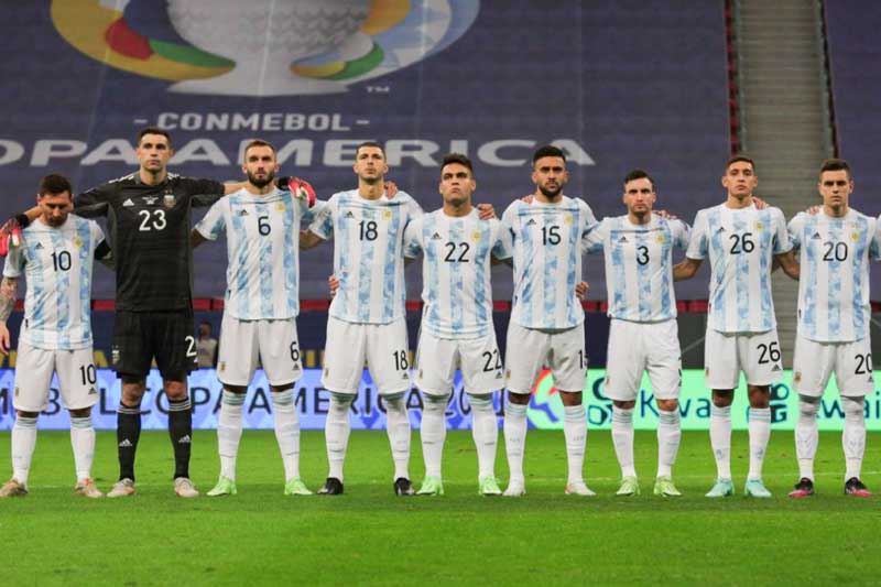 Con la mirada fija en el 14 de julio, cuando se jugará la final del torneo, Argentina saldría al césped, en Atlanta -Giorgia-, con esta probable formación: Emiliano Martínez; Nahuel Molina, Cristian Romero, Lisandro Martínez, Nicolás Tagliafico; Ángel Di María, Rodrigo De Paul, Leandro Paredes, Alexis Mac Allister; Lionel Messi y Lautaro Martínez o Julián Álvarez.