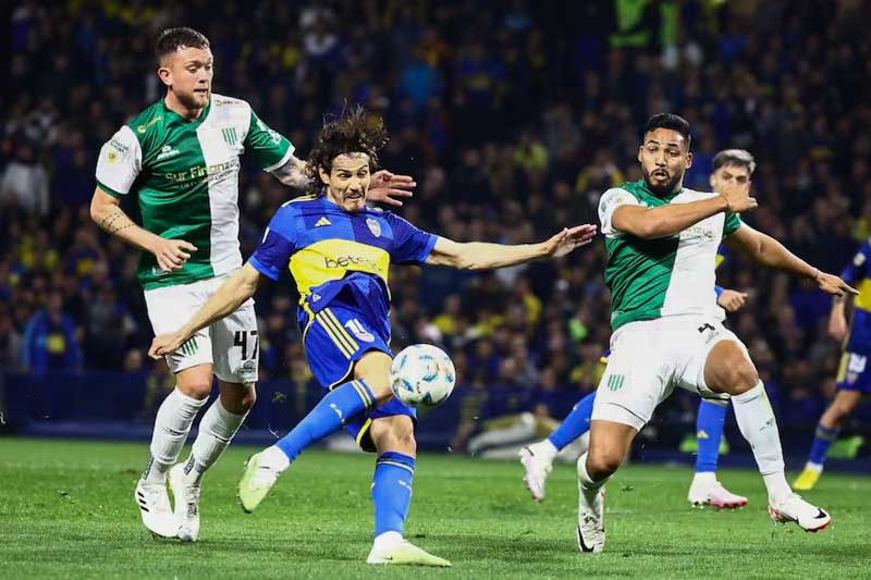 En la primera parte, luego de una jugada que pedía gol y tras un precioso taco de Merentiel a Ceballos, que lo desperdició como casi todo lo que hizo durante el partido, llegó la jugada que abrió el marcador a los 21’: una corrida de Advíncula, centro, la recibió Cavani y éste anotó uno de sus mejores goles fusilando al arquero.