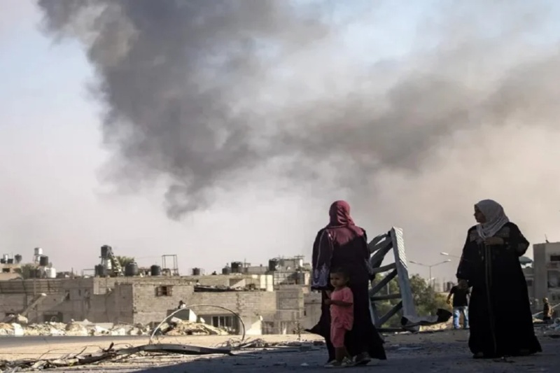 Defensa Civil reportó la destrucción de al menos 1.500 viviendas en la ciudad de Gaza, en un intento por desplazar a los residentes. De acuerdo con un corresponsal de WAFA, cinco civiles murieron en un bombardeo israelí dirigido contra las inmediaciones de la escuela Halima Al-Saadia en Jabalia An-Nazla, en la parte norte de la franja. Asimismo, otras dos personas fallecieron en un ataque que alcanzó un apartamento residencial cerca de la intersección de Al-Azhar en el oeste de la ciudad de Gaza. 