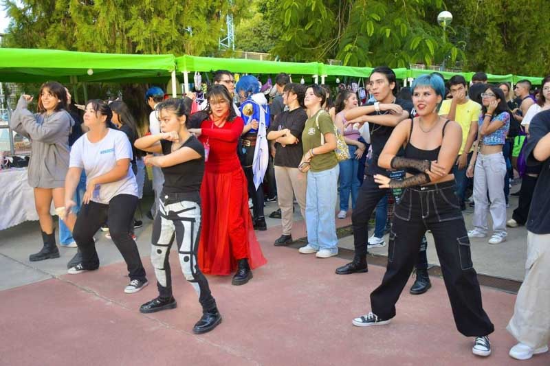 Mañana también, desde las 15 y hasta las 20, el parque Mitre será escenario de una nueva edición de Festa de Kpop, donde se desarrollarán juegos de baile, concurso kstyle, presentaciones random dance play, stands y mucho más. Además, desde las 16, en el playón bajo el puente General Belgrano habrá Muni Sunset, con un set de música electrónica, y la presentación de los DJ Daniel Ríos y La Manshion, e Ivanna Carballo. 