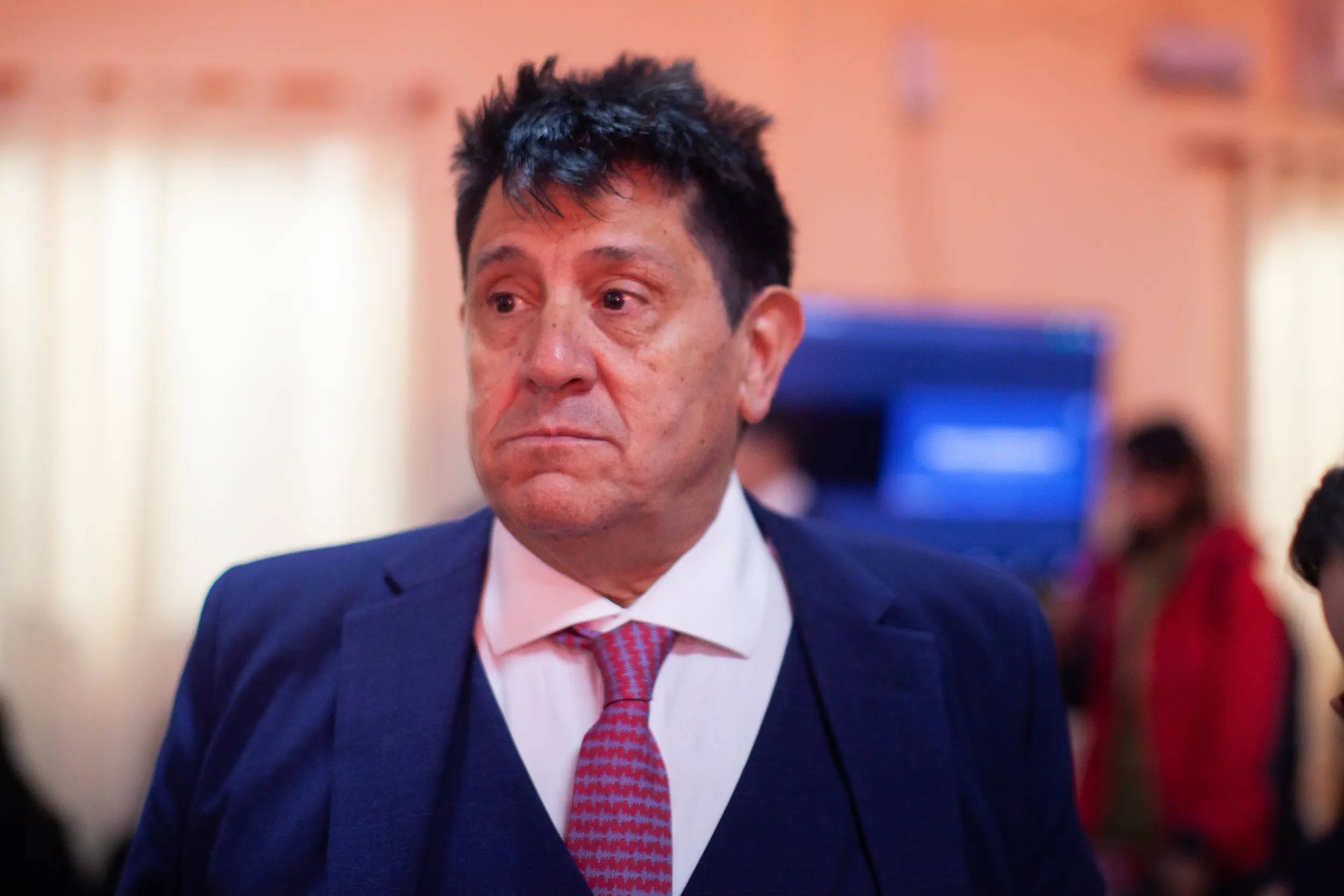 Las discusiones entre la fiscal&iacute;a y las defensas dominaron gran parte del debate. Los cuestionamientos sobre la situaci&oacute;n procesal de algunos imputados derivaron en cruces verbales. El abogado Rodolfo Baqu&eacute; cuestion&oacute; duramente el pedido de detenci&oacute;n formulado por la fiscal&iacute;a, al que defini&oacute; como un ejercicio de "futurolog&iacute;a", y acus&oacute; al Ministerio P&uacute;blico de entorpecer el avance del debate.
