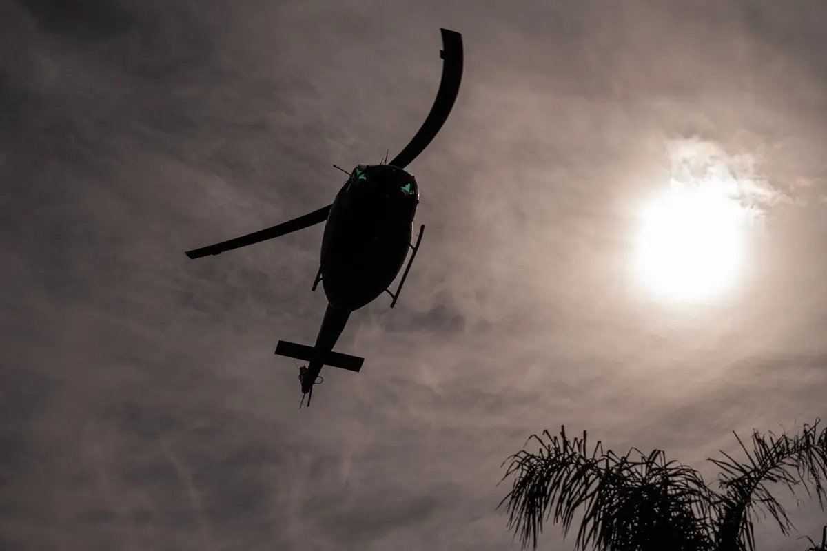 El sobrevuelo de un helic&oacute;ptero atraves&oacute; el cielo de la jornada y sum&oacute; una escena distinta al desfile terrestre. Desde abajo, las miradas siguieron su recorrido entre el ruido de las h&eacute;lices, las formaciones y el movimiento del p&uacute;blico.
