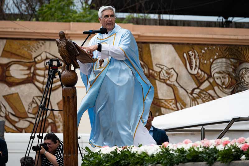 El obispo José Adolfo Larregain presidió la misa central en la explanada del santuario, destacando el profundo sentido de fe del pueblo correntino.