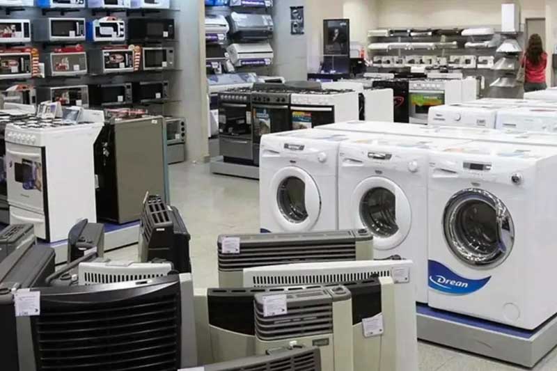 Hacia noviembre, el impacto fue contundente: las heladeras registraron una caída del 39,5% en dólares, mientras que los lavarropas se abarataron un 45% respecto al año anterior. En términos de moneda local, las bajas reales fueron del 10% y 18%, respectivamente.

Desde la demanda, el principal incentivo fue el menor precio relativo frente a otros bienes, sumado a una mayor oferta de crédito bancario y una leve mejora del salario real en el sector privado formal. Sin embargo, este escenario de precios bajos encendió alarmas en la industria. El ajuste de valores impactó de lleno en la producción nacional y en la rentabilidad de las empresas; muchas cerraron el ejercicio con márgenes negativos.