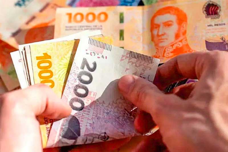 El salario mínimo, que actualmente se encuentra en $271.571,22 tras un incremento del 15,9% en la última resolución, quedó rezagado frente a una inflación acumulada superior al 107%. La nueva propuesta incluiría un aumento del 3%, cifra que los gremios consideran insuficiente para compensar la caída real de los ingresos. El salario mínimo regula beneficios clave de la Anses, como la Asignación Universal por Hijo y la prestación por desempleo, afectando a millones de argentinos que dependen de estos ingresos para cubrir necesidades básicas.