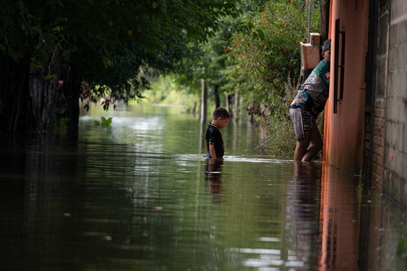 Las intensas lluvias no dan tregua, y el Servicio Meteorológico Nacional mantiene la alerta roja ante la posibilidad de nuevas tormentas eléctricas y caída de granizo.