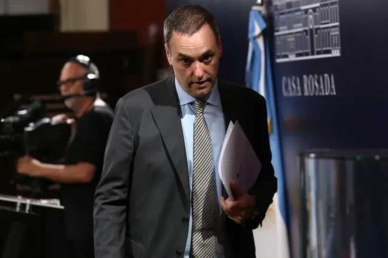 Entre los cambios más relevantes, la Secretaría de Turismo, Ambiente y Deportes, dirigida por Daniel Scioli, pasó de la órbita del Ministerio del Interior a depender directamente de la Jefatura de Gabinete. Además, se eliminó la Secretaría de Comunicación y Medios, cuyas funciones fueron absorbidas por la Jefatura. El decreto también dispuso el traspaso de la Dirección Nacional de Migraciones y del Registro Nacional de las Personas (RENAPER) al Ministerio de Seguridad.