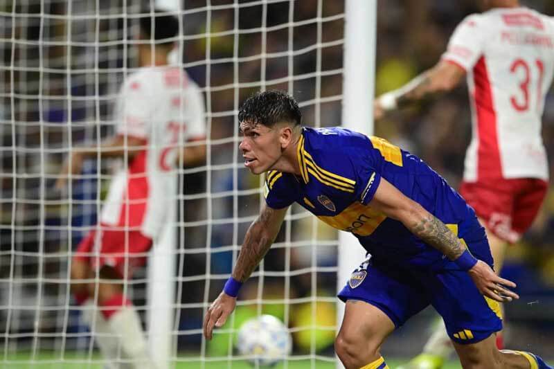 Boca logró su primera victoria en el torneo al vencer 2-1 a Huracán. Palacios brilló con un gol de lujo tras asistencia de Merentiel. Cavani anotó el primero, y Pellegrino empató para el Globo. Marchesín se destacó con intervenciones decisivas.