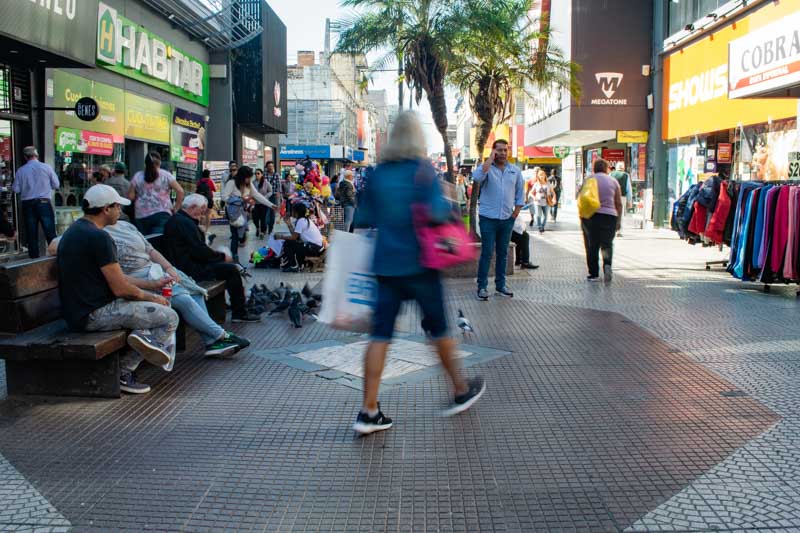 Sin embargo, este año, además de la retracción general del consumo, se sumaron factores como el mal clima del fin de semana y el avance del comercio electrónico —especialmente de plataformas internacionales— que restaron afluencia a los comercios físicos.