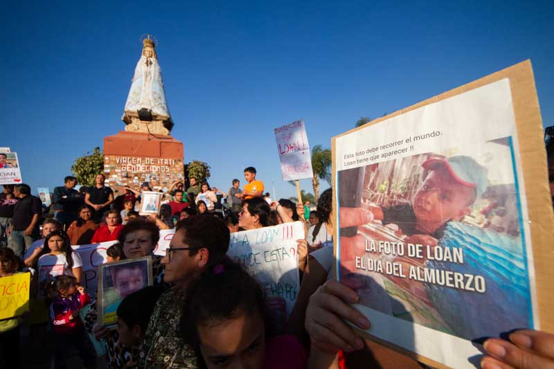 Una multitud se congregó en la rotonda de la virgen de Itatí, un punto estratégico que conecta diversos accesos a la ciudad, incluyendo la ruta nacional 12. La concentración, cargada de emociones, mostró una vez más la desesperación de la comunidad a causa de la falta de respuestas.