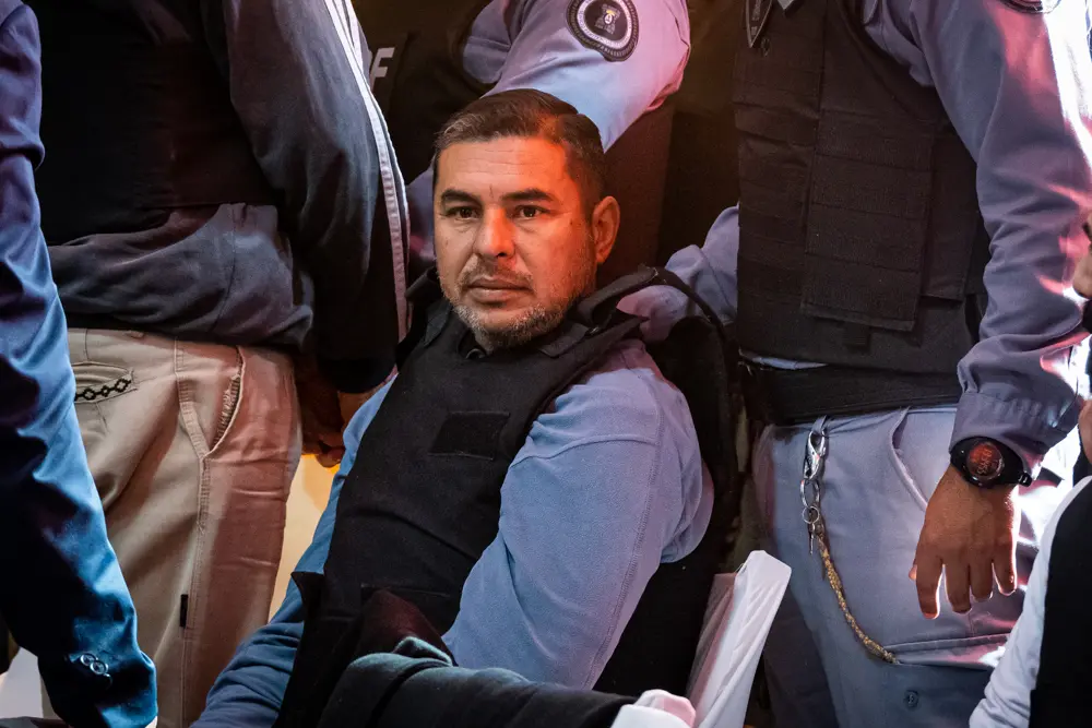 El excomisario de 9 de Julio, Walter Maciel, enfrenta una acusaci&oacute;n como part&iacute;cipe necesario del delito investigado. En la presentaci&oacute;n fiscal se sostuvo que habr&iacute;a utilizado su cargo para desviar las primeras medidas de b&uacute;squeda, mediante acciones que, seg&uacute;n la acusaci&oacute;n, contribuyeron a instalar hip&oacute;tesis falsas sobre lo ocurrido con Loan.
