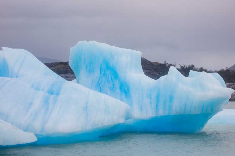 Empresas mineras y el Gobierno coinciden en que la modificación permitirá el avance de proyectos en zonas actualmente consideradas periglaciares. No obstante, más de 25 organizaciones ambientales expresaron su profunda preocupación, señalando que la reforma habilitará actividades económicas de alto impacto que podrían comprometer el recurso hídrico almacenado.