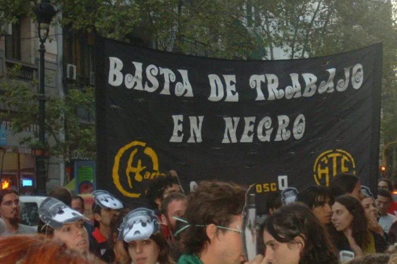 En la distribución nacional Tucumán tiene 222.000 empleados sin beneficios y 206.000 registrados, Santiago del Estero le sigue en el ranking (de 193.000 trabajadores hay 99.000 informales y 94.000 formales), luego la Ciudad de Buenos Aires (940.000 y 293.000), y en la provincia de Buenos Aires la brecha se amplía, porque 3.394.000 son formales y 2.178.000 informales.