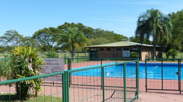 Para ingresar al sector de piletas será obligatorio realizar un control de salud, que se efectuará por única vez y sin costo para los integrantes de la comunidad universitaria. Además, se informó que los quinchos se encuentran en proceso de reparación, lo que podría generar habilitaciones parciales o totales, y que su uso deberá solicitarse de manera presencial con un día de anticipación. A partir del 15 de enero también quedarán habilitadas las canchas de fútbol de campo, con previa autorización en el sector administrativo de las piletas.