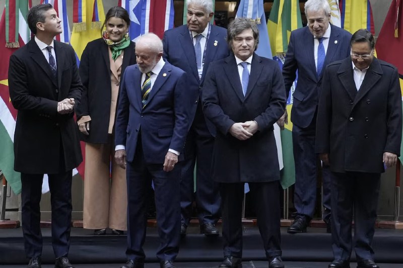 Tensa ceremonia y foto obligada}