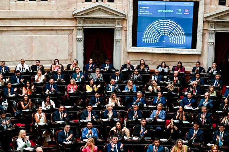 Tensión política dentro y fuera del Congreso}