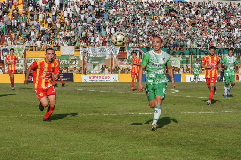 Los aficionados de ambos equipos se congregan en el estadio con entusiasmo y euforia, creando un ambiente vibrante y electrizante. La rivalidad histórica entre estas dos escuadras se hace evidente en cada gesto y cántico de los seguidores, que alientan a sus jugadores con fervor para que busquen la victoria.