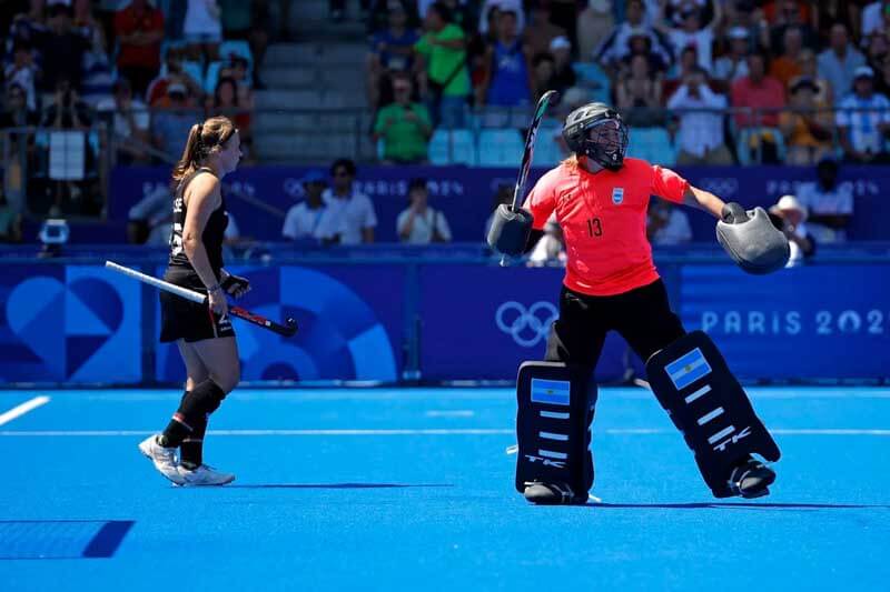 El próximo rival saldrá del vencedor del duelo entre Países Bajos y Gran Bretaña. Las neerlandesas habían ganado el grupo A con puntaje perfecto, mientras que las británicas fueron las cuartas del B, pero Argentina ya las derrotó 3 a 0 en la última fecha de la fase de grupos.