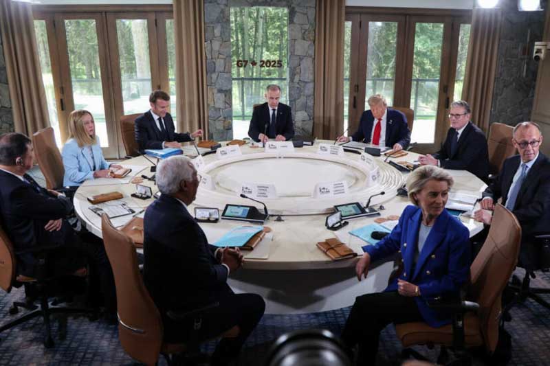 El presidente estadounidense, Donald Trump, se retiró del encuentro de forma anticipada para regresar a Washington, en medio de una escalada verbal contra Irán. Durante la jornada del lunes, instó a la población de Teherán a evacuar la ciudad “lo antes posible”, aunque finalmente accedió a firmar una declaración conjunta del G7 que llama a una “desescalada más amplia” en Medio Oriente. La tensión internacional atravesó la agenda de una cumbre que buscaba consenso en un escenario global cada vez más inestable.