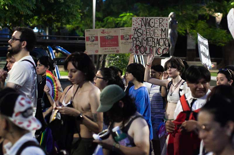 Las consignas ocuparon un lugar central, con mensajes dirigidos a reclamar igualdad de derechos y mejores condiciones para la comunidad LGBTQ+.