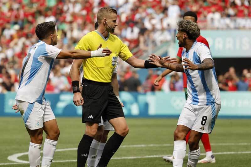 El árbitro suspendió el partido tras múltiples invasiones al campo y agresiones hacia los jugadores argentinos. La policía tardó en intervenir, y reinó el descontrol dentro y fuera del estadio, con familiares de los jugadores atrapados en la confusión.