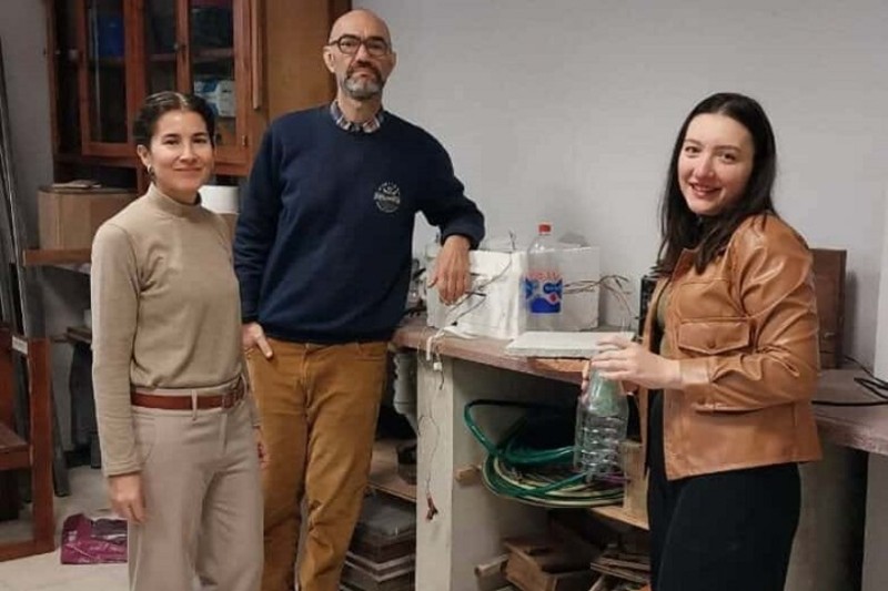 Estadísticas vinculadas que impulsaron la investigación de estos profesionales: cada habitante argentino produce 1,15 kilogramos de residuos sólidos urbanos por día, cada dos segundos el país genera una tonelada de basura, del plástico PET que consumimos solo el 30% se recicla y el resto, con un tiempo de descomposición de más de 100 años, contamina el ambiente. En el Gran Resistencia viven más de 385.000 personas que generan aproximadamente 9.000 toneladas de residuos sólidos urbanos por mes. 