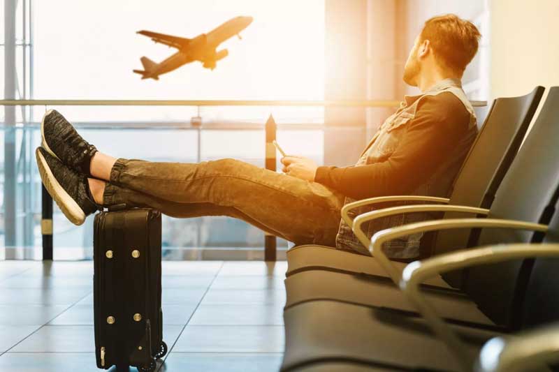 El panorama no fue uniforme. Destinos como Bariloche, Ushuaia, Puerto Iguazú, Córdoba y las termas del Litoral mantuvieron una alta ocupación. No obstante, se consolidó la tendencia de quienes optan por viajar al exterior. El escalonamiento del receso escolar, por su parte, permitió sostener el flujo turístico durante todo julio sin picos de saturación.