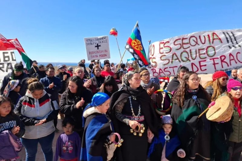 Durante la caravana se congregaron “más de 250 vecinos, organizaciones sociales y políticas y comunidades mapuche”, quienes se movilizaron hasta las orillas del lago donde YPF comenzó las perforaciones, y donde exigieron “la inmediata derogación del decreto provincial 276/25 del gobierno de Rolando Figueroa”, que habilita la perforación en los alrededores de las masas acuáticas.