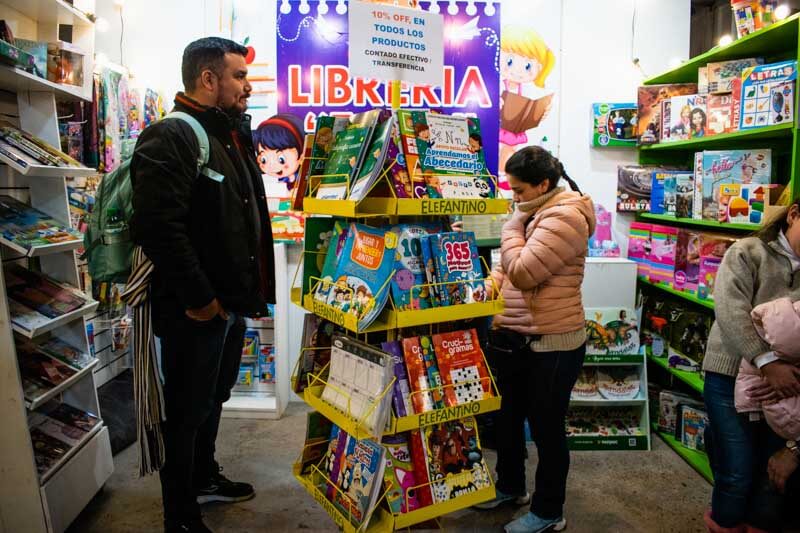 La caída se explica en gran parte por el derrumbe de la edición estatal y las compras institucionales, que pasaron del 29% al 5% del total. En paralelo, el sector comercial muestra tiradas cada vez más bajas con más del 25% de los títulos por debajo de los 600 ejemplares, mientras crece la autoedición y las pymes, que generan la mayoría de las novedades, enfrentan una reducción sostenida en sus volúmenes.