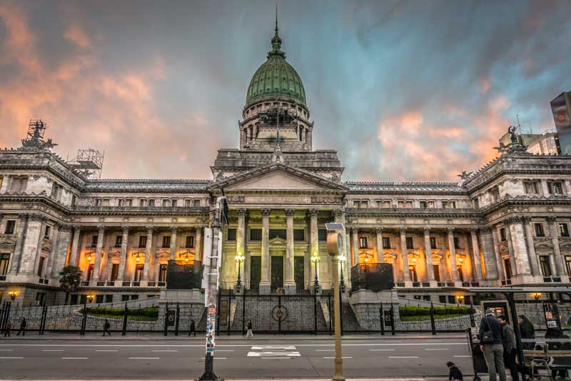 El Gobierno ha intensificado las negociaciones y podría hacer una presentación mañana en la Cámara. Tras arduas discusiones con gobernadores y sectores de la oposición, se espera que el proyecto, compuesto por cerca de 280 artículos, sea enviado para su consideración legislativa.