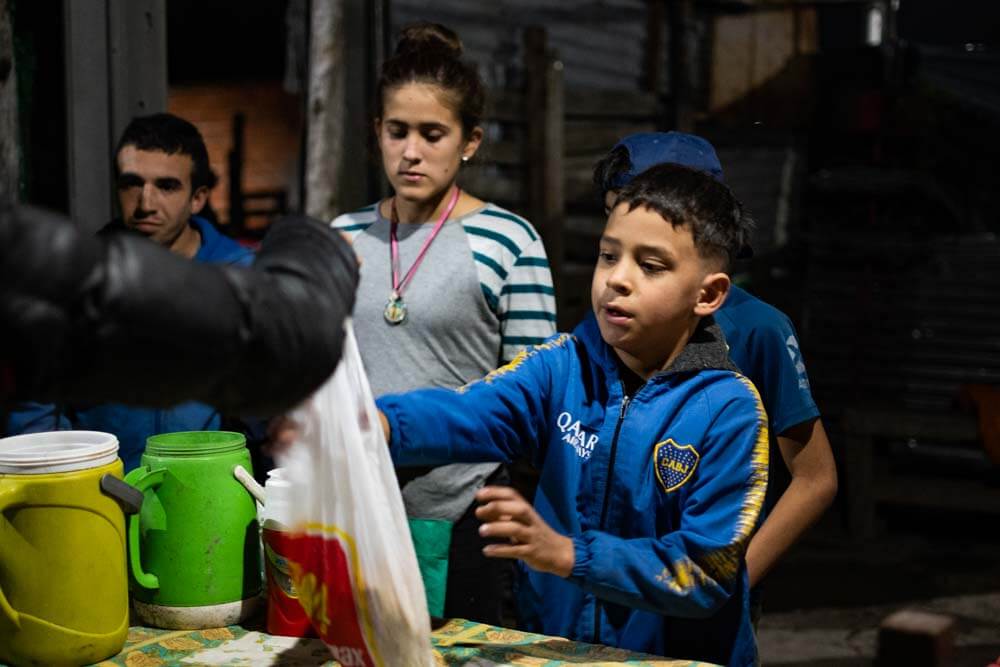 Estos niños demuestran una capacidad asombrosa para reír y jugar, olvidando todo mientras se divierten. Su magia brilla especialmente cuando, tras el juego, disfrutan de una rica merienda que les brinda satisfacción y alegría.