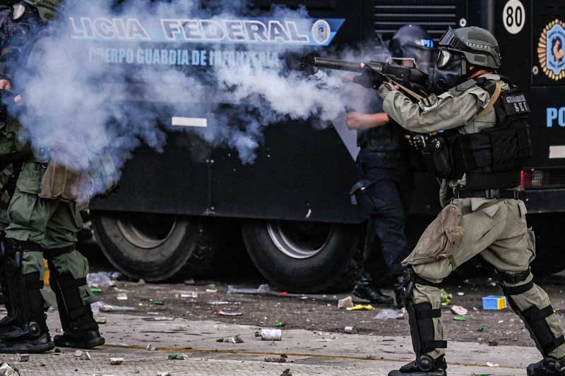 La fotografía de Santos permitió identificar al agresor gracias a la etiqueta visible en su uniforme y fue central para reconstruir los hechos. Sin embargo, su desvinculación fue “irrevocable”, según le informaron desde ATE tras exigir explicaciones. Aunque el argumento oficial niega motivos profesionales, desde el gremio aseguran que la orden 