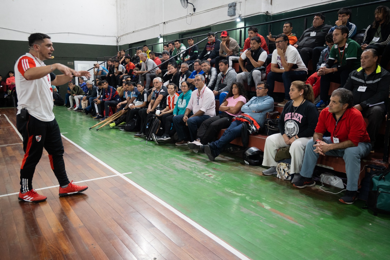 Más de un centenar de entrenadores, dirigentes y referentes participaron de las jornadas, que tuvieron como objetivo brindar herramientas para la formación de líderes deportivos y sociales. La propuesta fue libre y gratuita, abierta a todas las disciplinas y proyectos de base.
