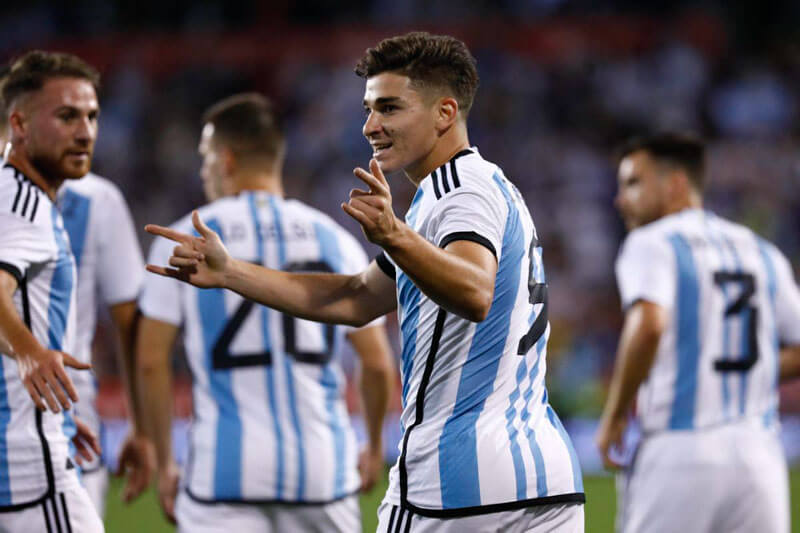 Tras el pase gol de Lautaro Martínez, Julián Álvarez vuelve a convertir en el Seleccionado Argentino. Fue a los 12 del primer tiempo. ¿ Tendrá un lugar en Qatar?