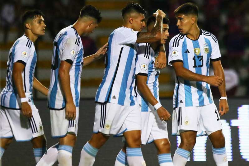 A los 10 minutos Argentina ganaba 2-0, el primero estuvo en los pies de Baltazar Rodríguez y el segundo en los de Aaron Quirós, pero antes de los 20’ descontó Luciano Rodríguez (U). Seis minutos más tarde Francisco González marcó el tercero, pero los de Bielsa conseguirían el descuento gracias a César Araujo, y en el complemento Matías Abaldo decretó la paridad.
