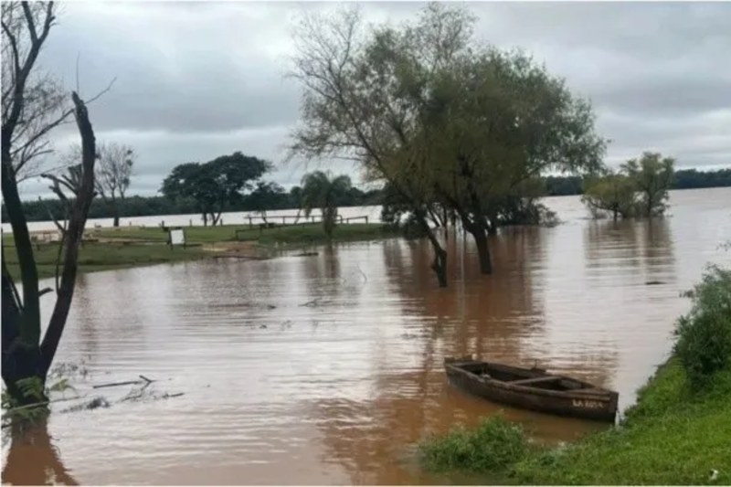 Con respecto a los evacuados, en Paso de los Libres hay 71 personas en esa condición (además hay más de 40 familias que recurrieron a familiares y amigos), en Santo Tomé hay nueve (6 asistidas por la Municipalidad y tres en casa de familiares), en la ciudad de La Cruz hay siete y en Santa Lucía hay cinco en un merendero. Por otro lado, en la localidad de San Luis del Palmar, por el desborde del Riachuelo, aún hay ocho evacuados en un estadio municipal.