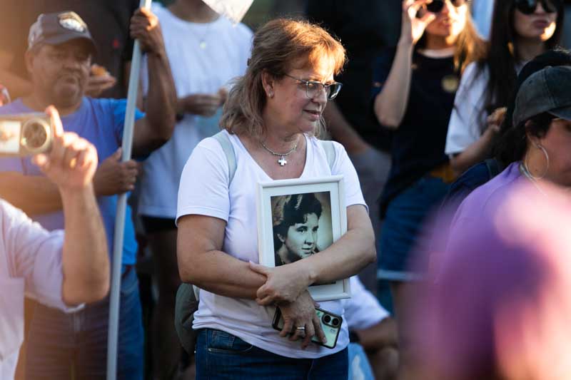 Familiares y participantes caminaron con fotografías en mano, manteniendo presente el reclamo de memoria a lo largo del recorrido.