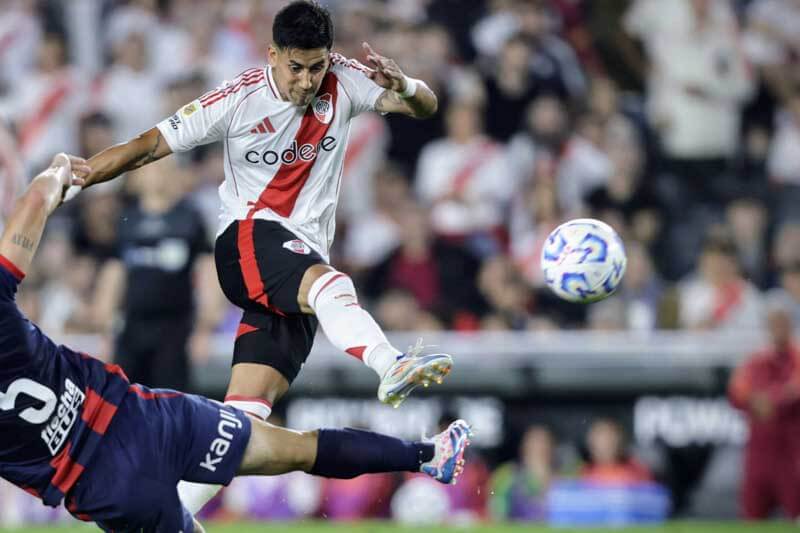 La solidez de Chila Gómez y las fallas ofensivas de River marcaron la noche en el Monumental.
Con este resultado, River aún no asegura su pase a la Libertadores, mientras que San Lorenzo corta una racha de derrotas y rescata un valioso punto como visitante.