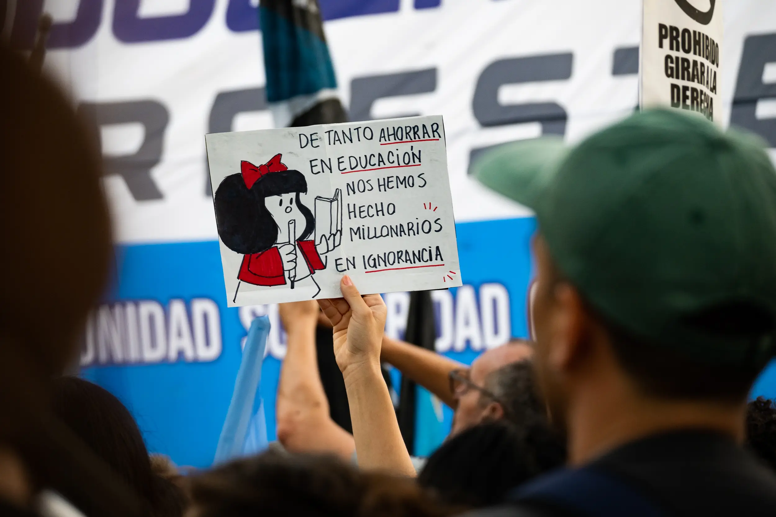 Entre las banderas y pancartas, los carteles elaborados a mano aportaron mensajes propios a la movilizaci&oacute;n. Cada consigna form&oacute; parte de una expresi&oacute;n colectiva que busc&oacute; visibilizar las consecuencias del desfinanciamiento universitario y defender el acceso a la educaci&oacute;n p&uacute;blica.
