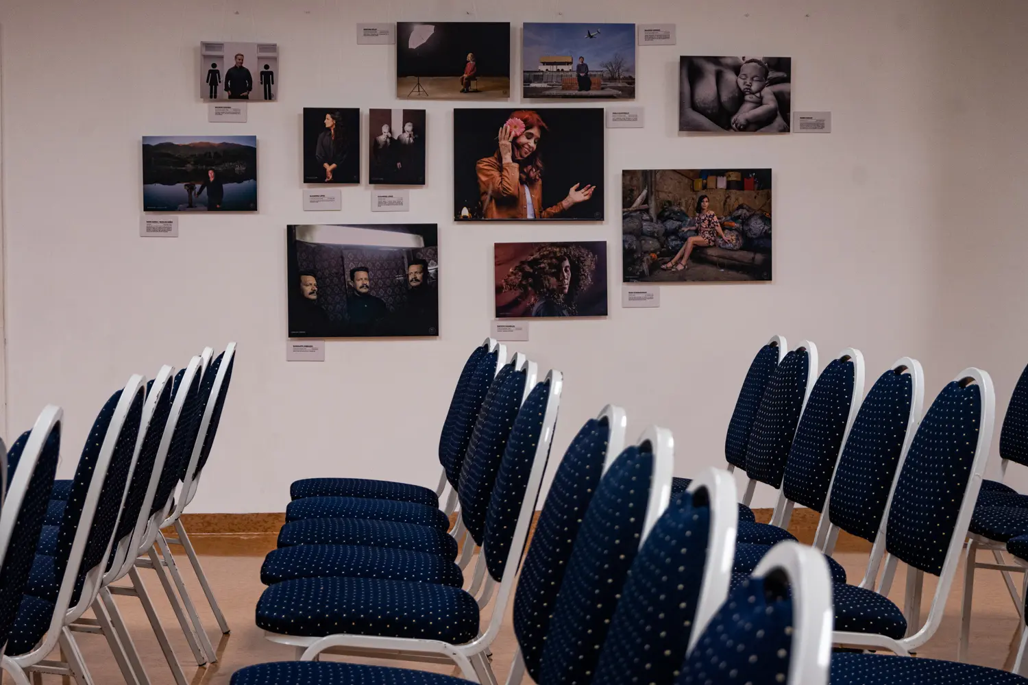 En el último día, las sillas vacías y las salas despejadas ofrecieron una imagen diferente de la exposición. Sin el movimiento habitual de los visitantes, fue posible detenerse en los detalles del montaje y en la relación entre las fotografías.