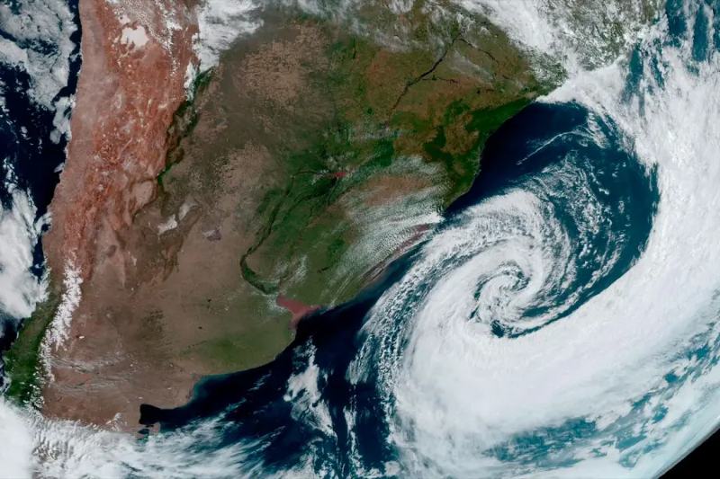 Hay alerta en Misiones, Corrientes, este de Formosa, Chaco, Formosa, sureste de Santiago del Estero, Santa Fe, Córdoba, Entre Ríos, Buenos Aires y otras provincias del norte y Cuyo. El primer huracán se está formando en el estado de Río Grande do Sul y persistirá hasta el sábado 8. La advertencia emitida por los organismos cataloga a la situación de “alto riesgo meteorológico”, al menos hasta el final de la semana. 