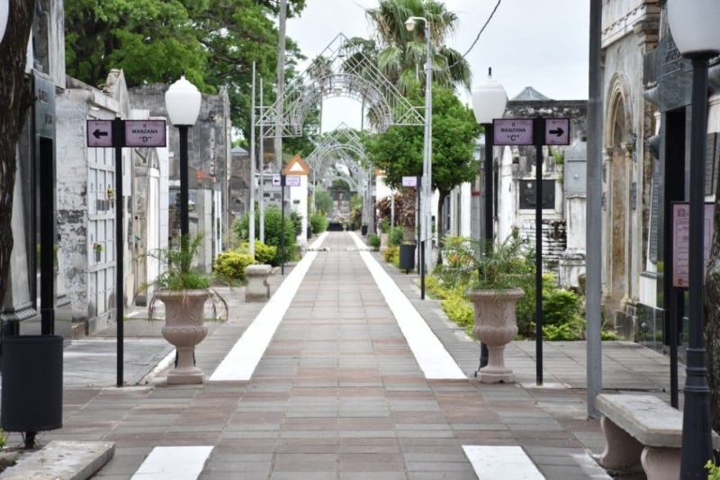 Las ferias de la ciudad trabajarán normalmente, y estarán en simultáneo en la plaza República del Perú, de las Mil Viviendas; en la plazoleta Los Inmigrantes, del barrio Berón de Astrada; en el predio de Larrea al 3400 (frente al colegio Illia), del barrio Laguna Seca, de 8 a 13. Los paseos de compras de El Piso, el puerto, la ex vía y del San Gerónimo atenderán de 8 a 21; y los mercados municipales solo medio día, de 7 a 13.