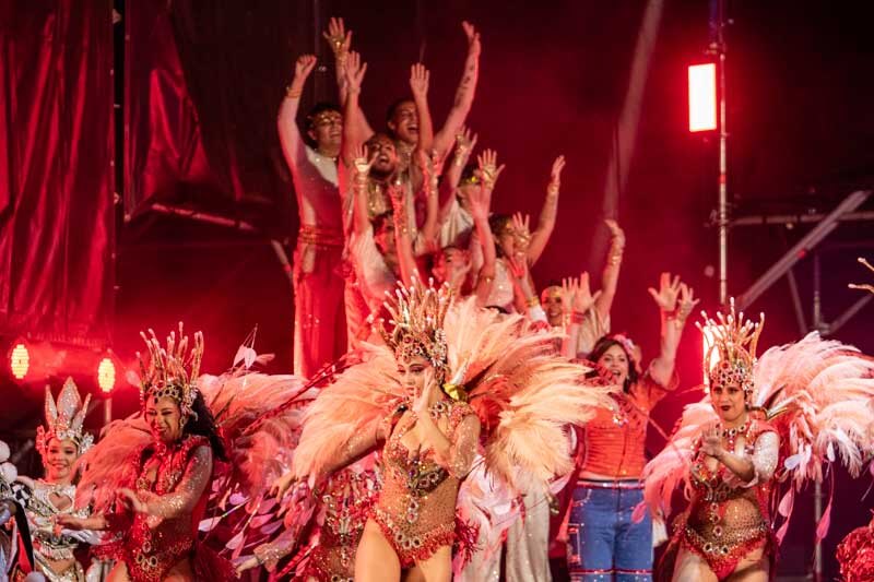 Ara Berá, Sapucay, Arandú Beleza y Copacabana ofrecieron un espectáculo vibrante con imponentes trajes, coreografías impactantes y el inconfundible ritmo del carnaval correntino.