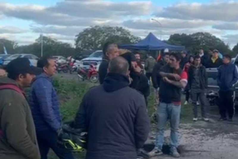 Los trabajadores embarcados de Corrientes -mientras tanto- también están inmersos en un conflicto con la patronal, y ayer estuvieron reclamando mejoras salariales en la ruta 12 y la avenida Maipú, y protestando por la falta de avances en la paritaria entre el Sindicato de Obreros Marítimos Unidos (Somu) y el sector pesquero. En esa línea, fue establecida una audiencia de conciliación para el 4 de junio.