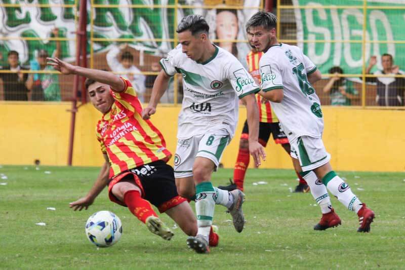 En un intento por revertir el resultado, Mandiyú se volcó al ataque, pero se encontró con una defensa sólida por parte de Boca Unidos. Los locales se mostraron firmes en su estrategia, optando por cortar las líneas de juego del rival en el centro del campo, lo que provocó la frustración y la falta de ideas en el equipo adversario.