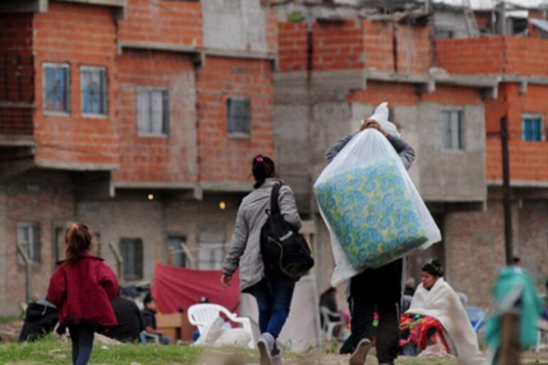 El 73,1% de los hogares cuenta con conexión a la red de desagües cloacales, por lo que el 26,9% utiliza cámaras sépticas, pozos ciegos o métodos alternativos. El 12,8% habita en viviendas con calidad parcialmente insuficiente y el 5,7% en viviendas con materiales insuficientes. El 5,1% de los hogares se ubica a menos de tres cuadras de basurales, y el 9% está situado en zonas inundables y ha experimentado al menos un episodio de inundación en los últimos doce meses.