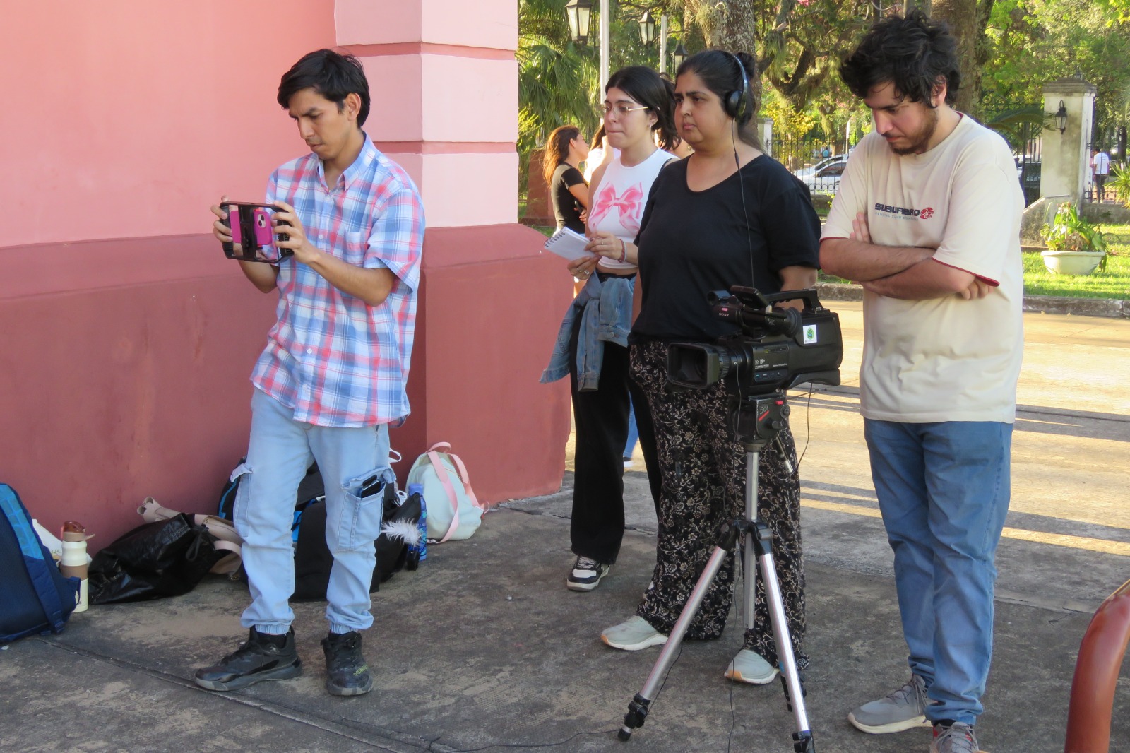 Los encuentros buscarán reflexionar sobre el rol actual de la fotografía y el audiovisual en un contexto atravesado por Inteligencia Artificial, automatización y nuevas narrativas digitales. La propuesta reunirá a integrantes de Taller Relatos de Garage, Asociación Imagen Latente y áreas institucionales de comunicación, con el objetivo de debatir el valor documental, ético y social de la imagen. Inscripción a través del siguiente formulario: https://forms.gle/cPaz1mZgGBYhBP3U7